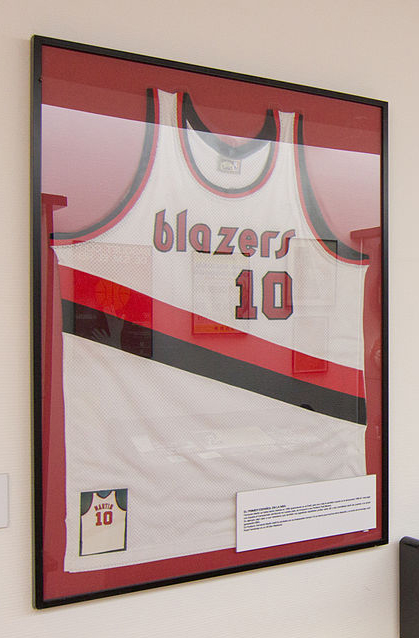 Su camiseta de Portland Trail Blazers, en el Salón de la Fama.