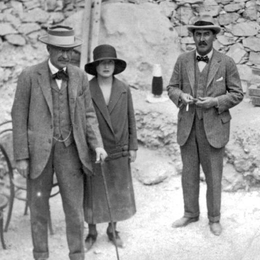 Howard Carter, Lord Carnarvon y su hija Lady Evelyn Herbert en los escalones que conducen a la tumba recién descubierta de Tutankamón, noviembre de 1922.