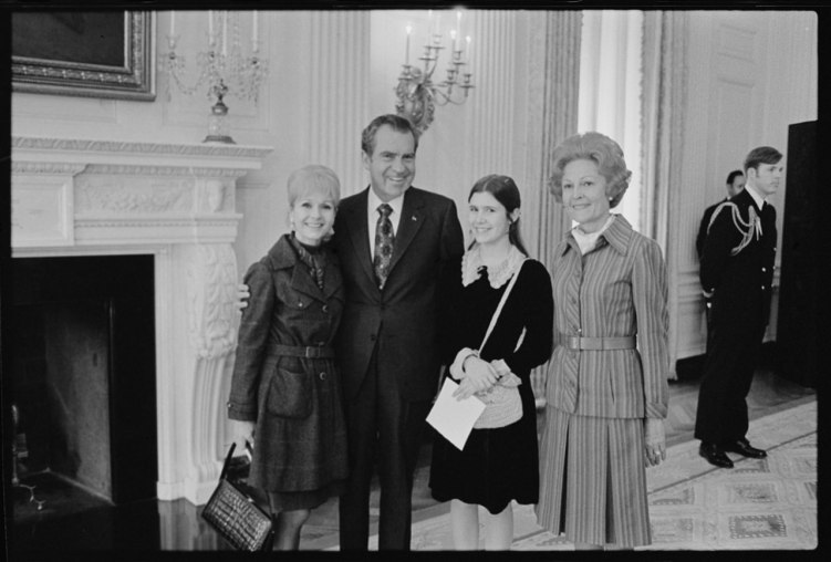 El presidente Richard Nixon y la primera dama Pat Nixon con las actrices Debbie Reynolds y Carrie Fisher, 25/02/1973