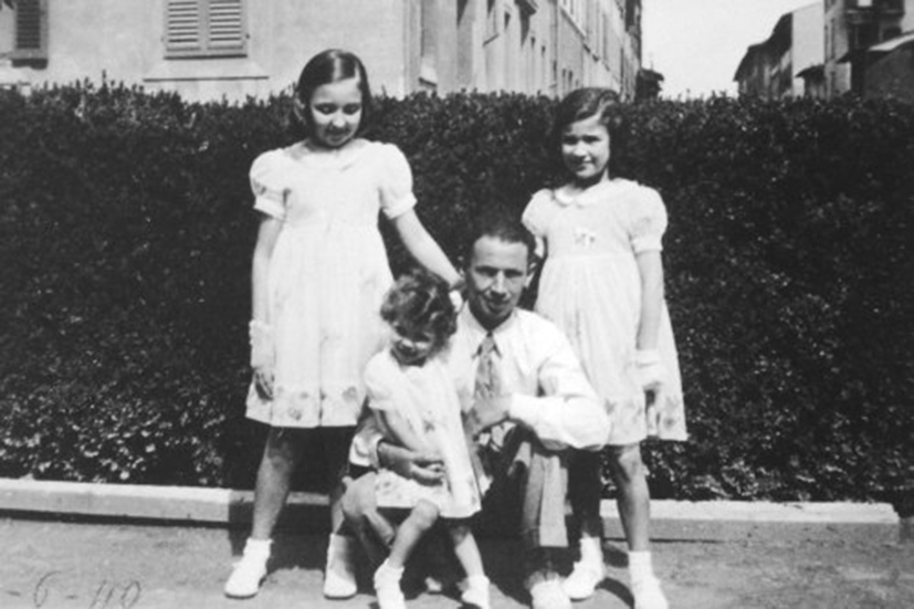 Su padre Edoardo con sus hijas Oriana, Paola y Neera.