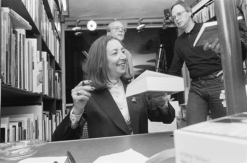 Oriana Fallaci firmando libros en Ámsterdam en el año 1980. - Foto: CC