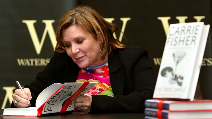 Carrie Fisher firma ejemplares en la presentación de uno de sus libros.